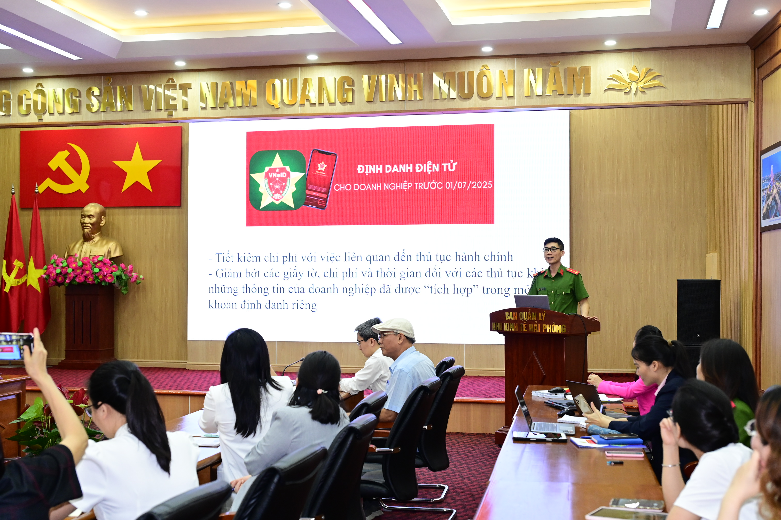 Hướng dẫn, hỗ trợ trực tiếp doanh nghiệp đăng ký tài khoản định danh điện tử qua ứng dụng VNeID